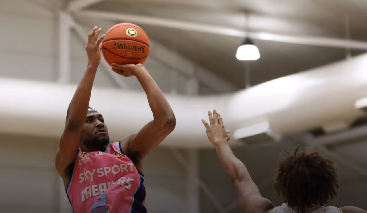 Breakers Go On 21-5 Run to Breeze Past Sydney Kings