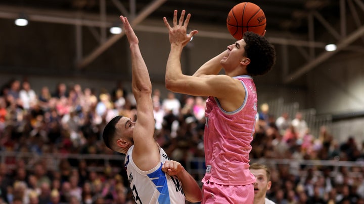 Melbourne United snatch win over Breakers