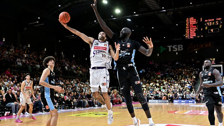 Late surge not enough for Breakers against Kings