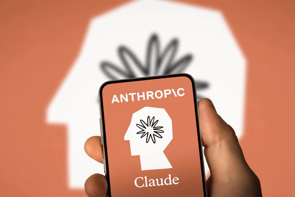 Logo Anthropic Claude sur smartphone avec interface orange et icône tête stylisée