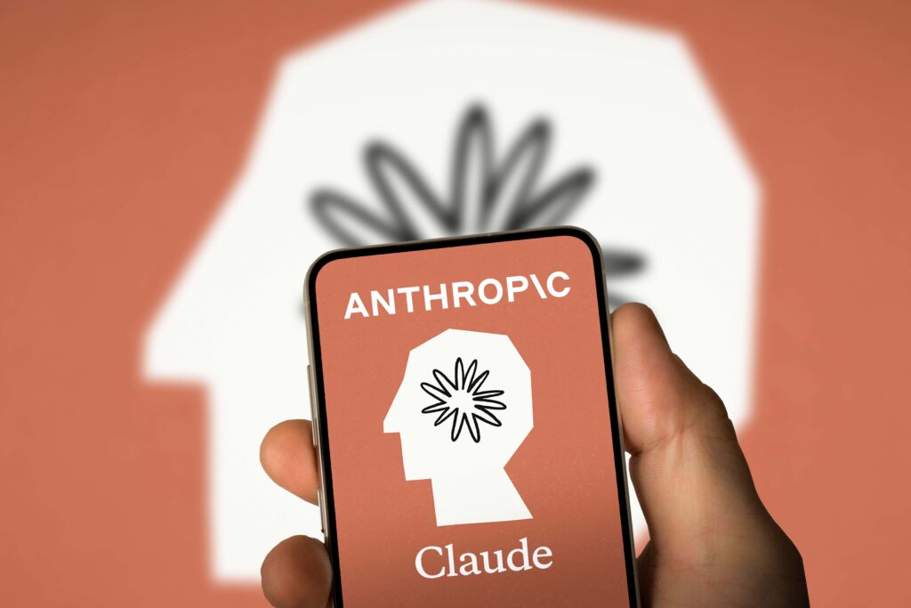 Logo Anthropic Claude sur smartphone avec interface orange et icône tête stylisée