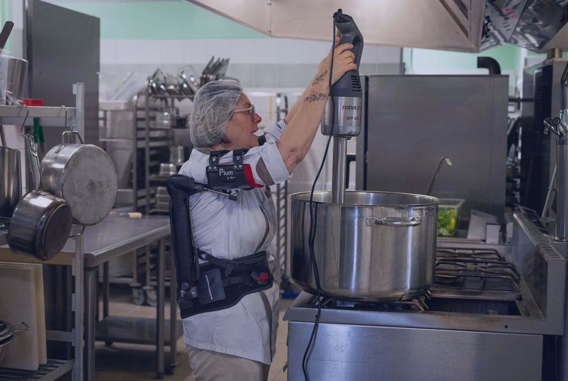 Exosquelette - professionnel équipé d'un dispositif dans une cantine