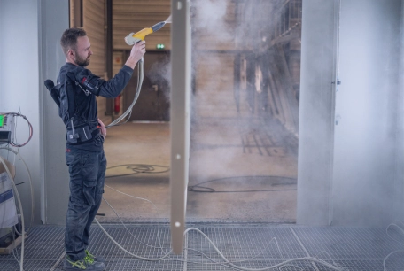 Exosquelette - professionnel équipé d'une solution d'assistance en usine de peinture