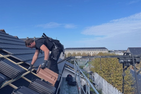 Exosquelette - professionnel équipé d'un dispositif sur une toiture