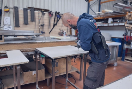 Exosquelette - professionnel équipé d'un dispositif dans un entrepôt