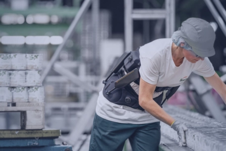 Exosquelette - professionnel équipé d'un dispositif dans une usine