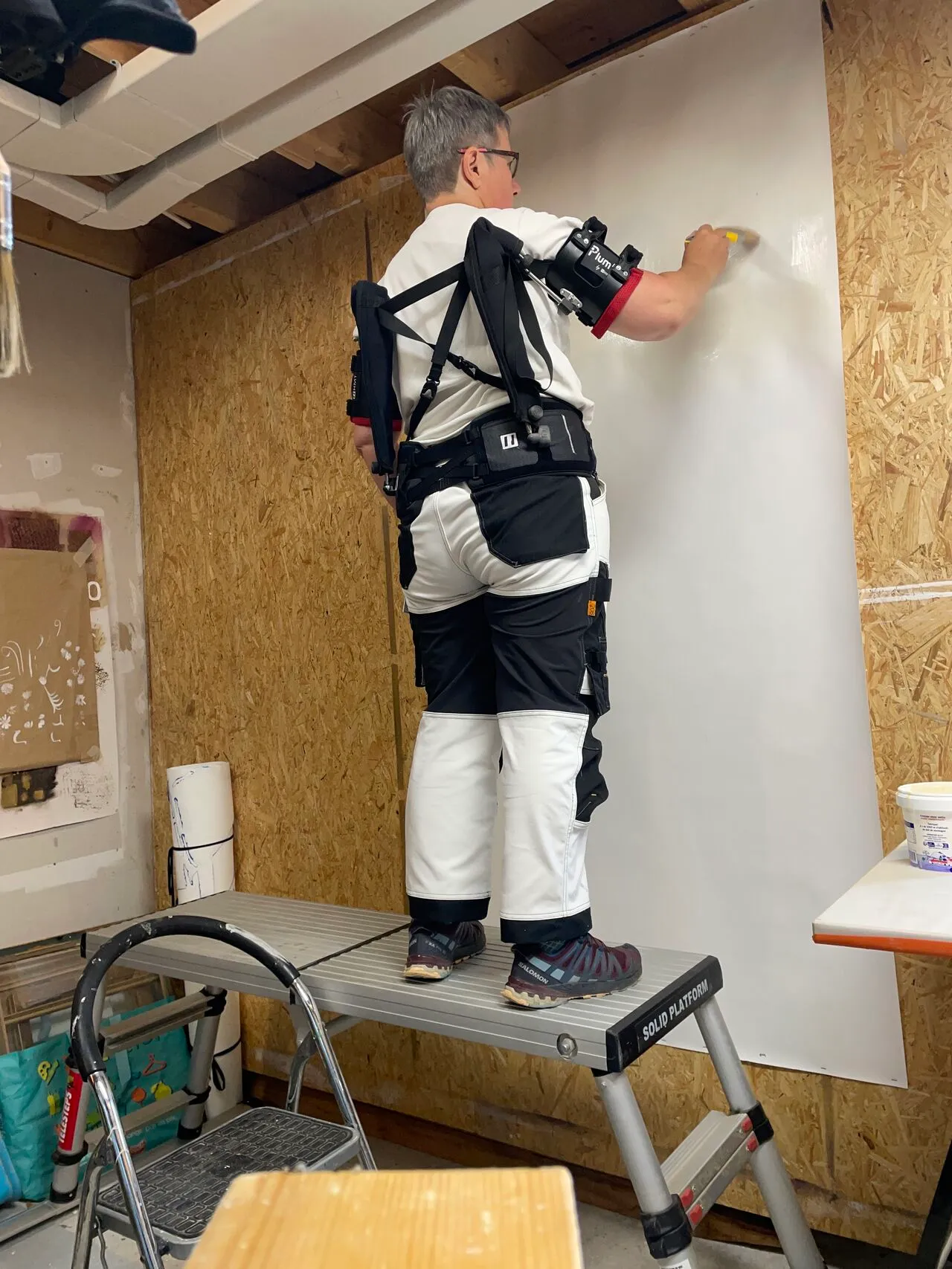 Exosquelette plum' sur une peintre en art