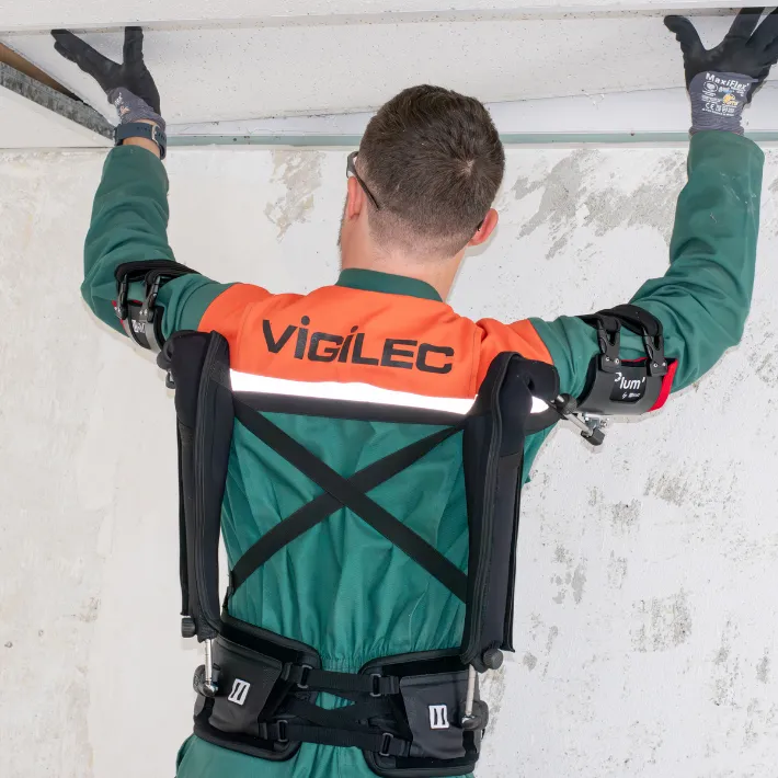 exosquelette plum sur un électricien