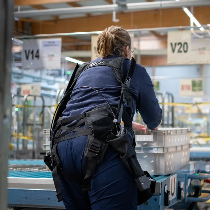 exosquelette Wave sur un agent La Poste
