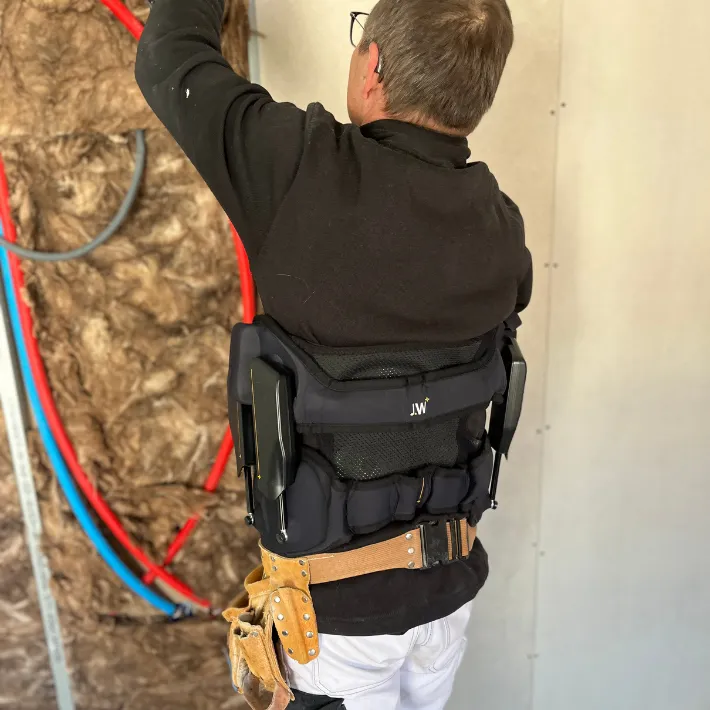 Exosquelette Japet.W+ sur un artisan du BTP