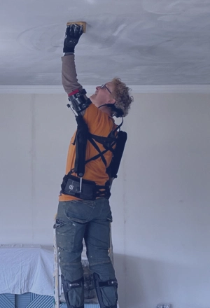 exosquelette plum sur une peintre décoratrice en art