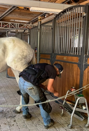 Maréchal ferrant qui porte un exosquelette