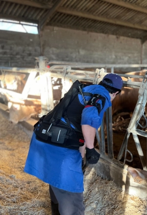 exosquelette pour un éleveur laitier