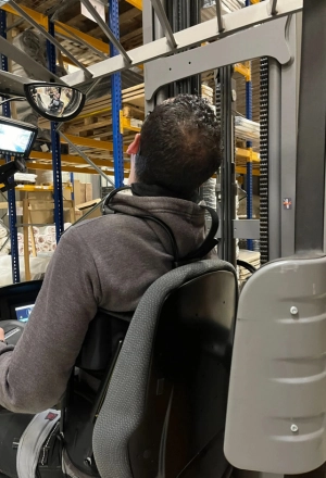 Cariste qui porte un exosquelette