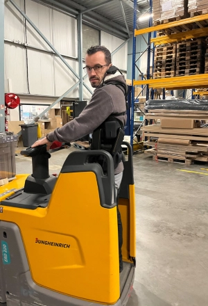 cariste sur un chariot avec un exosquelette