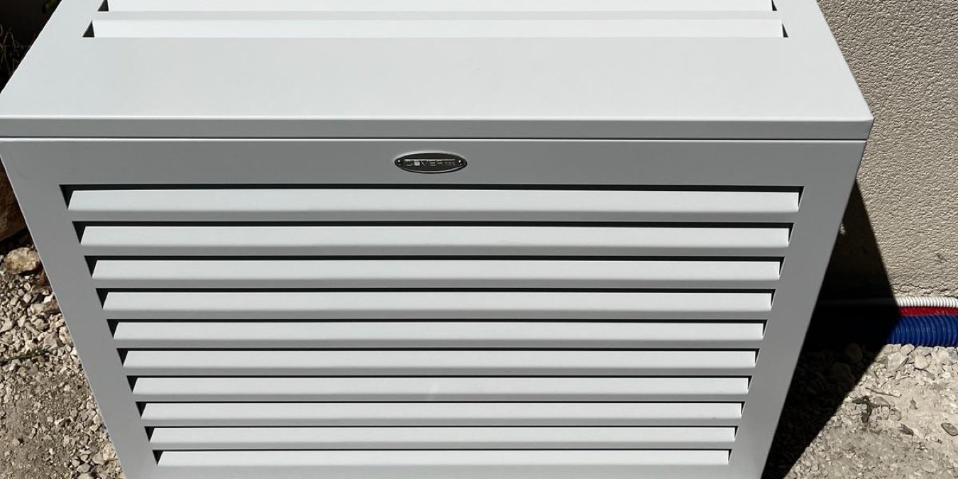 Groupe extérieur Panasonic sous cache-climatiseur, posé sur dalle à Grignan