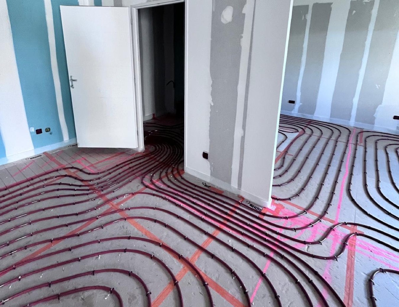 Deux pièces en enfilade avec les boucles de tube PER calepinées avant la chape