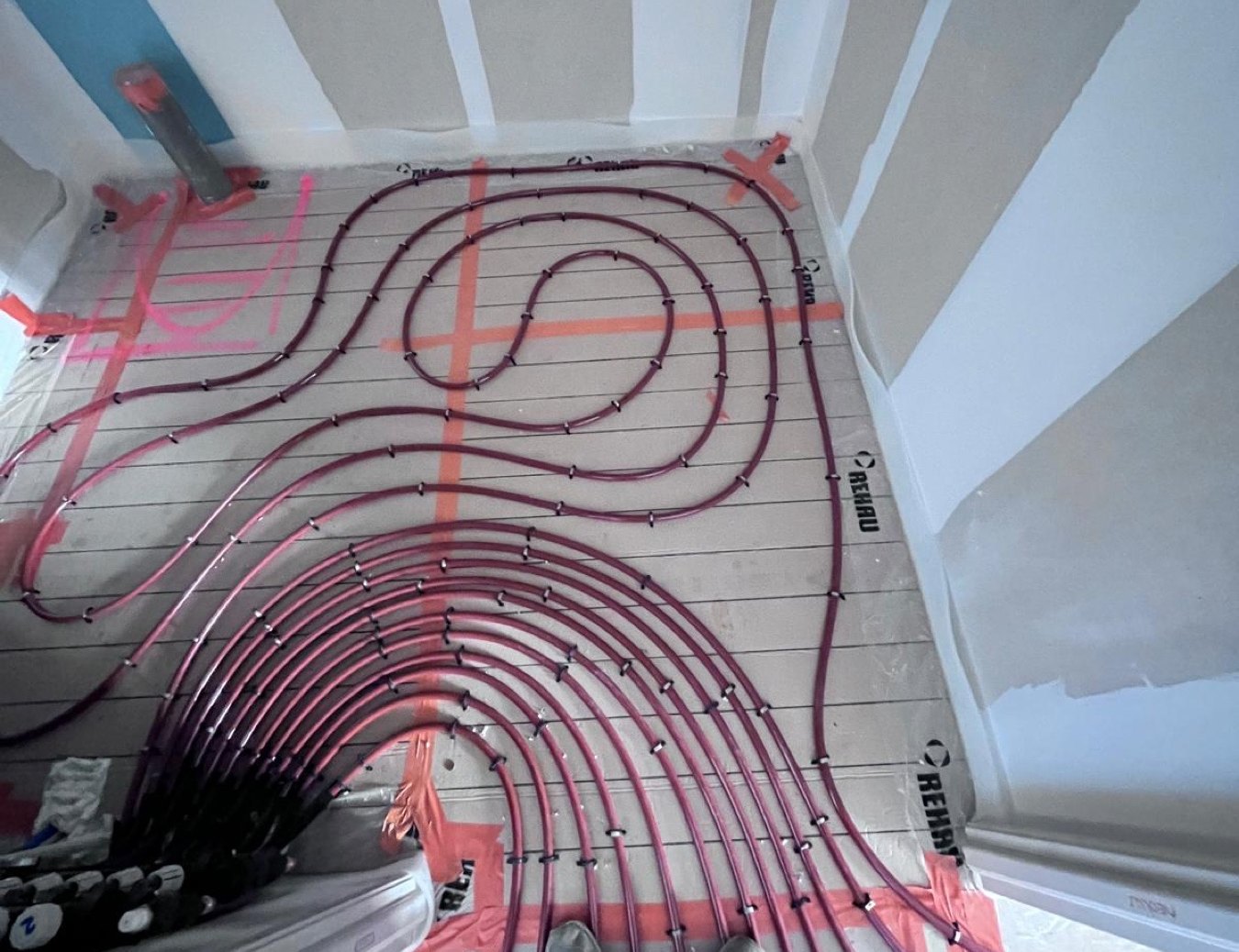 Détail des boucles de tube PER sur panneau isolant de sol