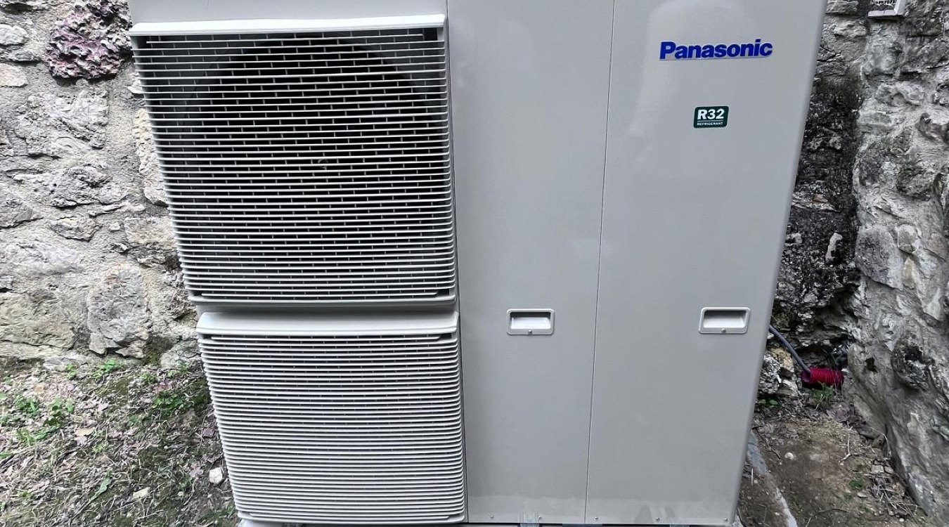 Pompe à chaleur monobloc air/eau Panasonic T-CAP installée sur une dalle à Grane