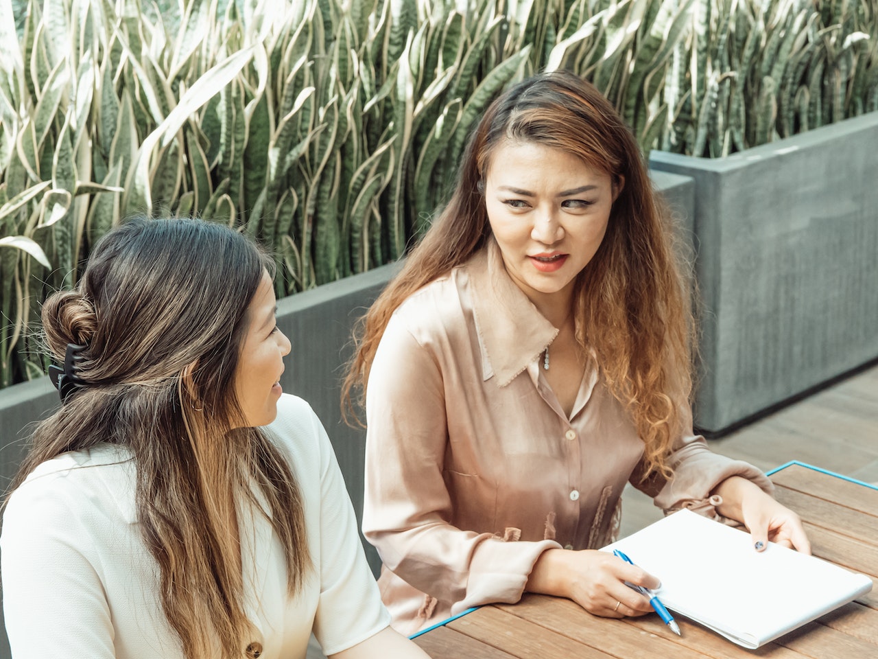 How to give feedback that motivates & engages (+ free template!)