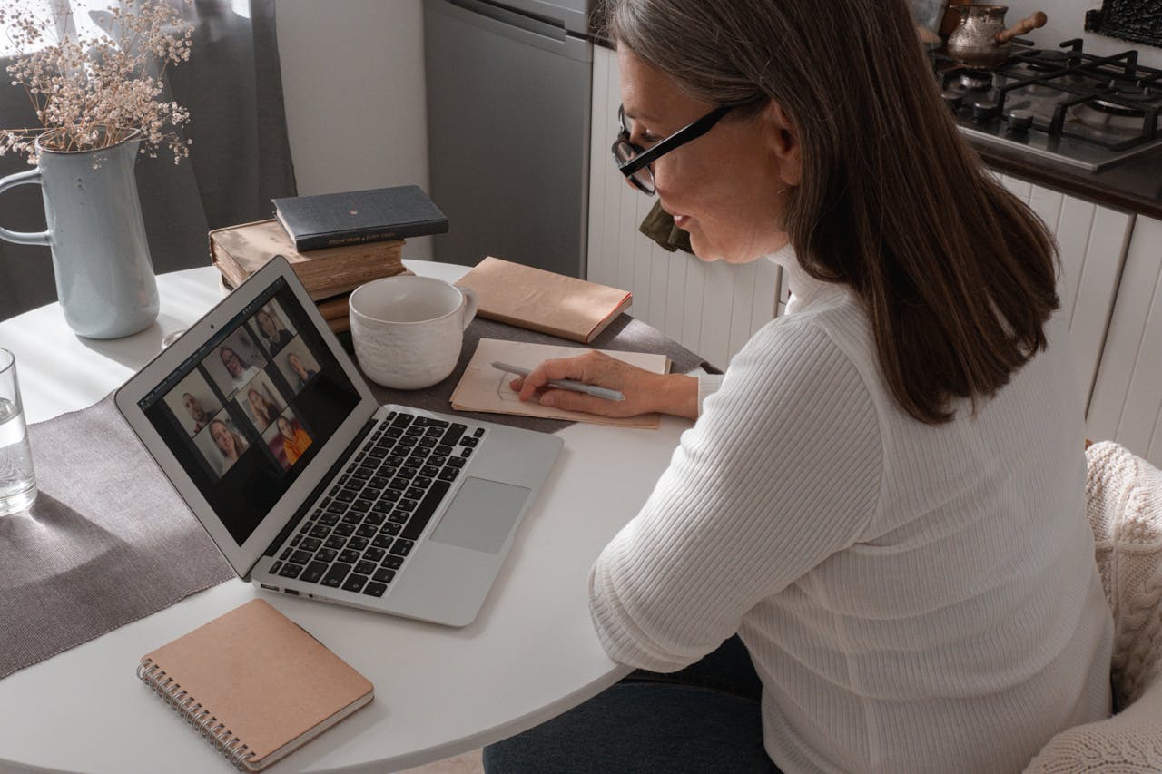 Hold high-leverage meetings with Leapsome’s new Team Check-Ins feature