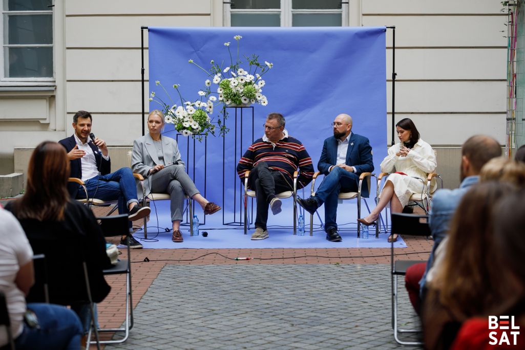 Рыгор Астапеня, Леся Руднік, Павел Данэйка, Сяргей Будкін і Наста Роўда падчас дыскусіі «Каму цікава і нецікава беларускасць сёння?» на фестывалі «Maldzis». Варшава, Польшча. 7 верасня 2025 года. Фота: Белсат