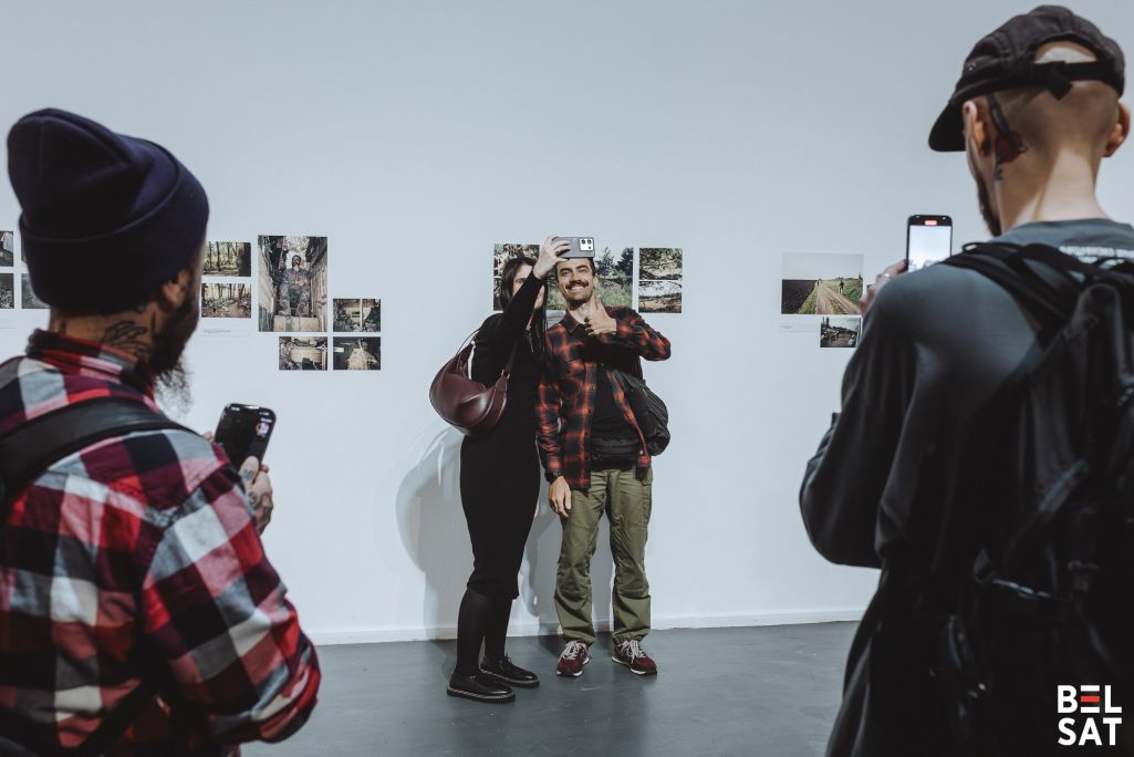 Адна з наведніц фатаграфуецца з аўтарам выставы, ваяром палка Каліноўскага Яўгенам Жураўскім