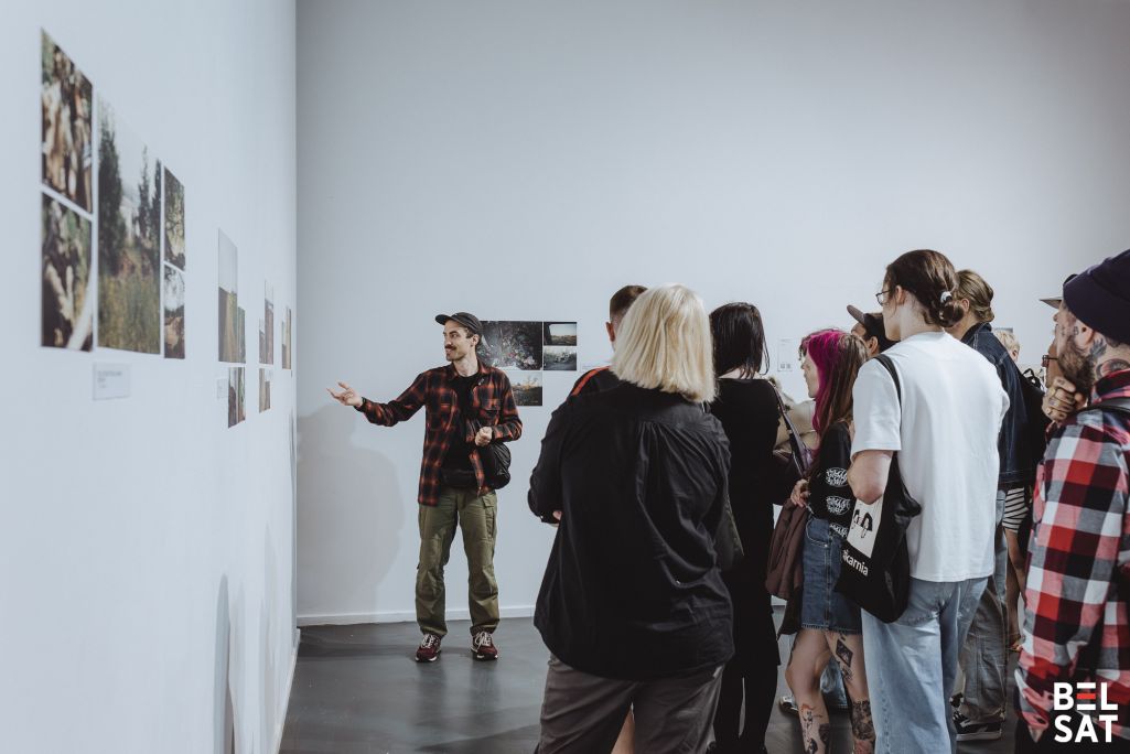 Добраахвотнік палка Каліноўскага Яўген Жураўскі распавядае пра здымкі падчас адкрыцця сваёй фотавыставы «Praz fotaplionku: štodzionnasc’ vajaroŭ»