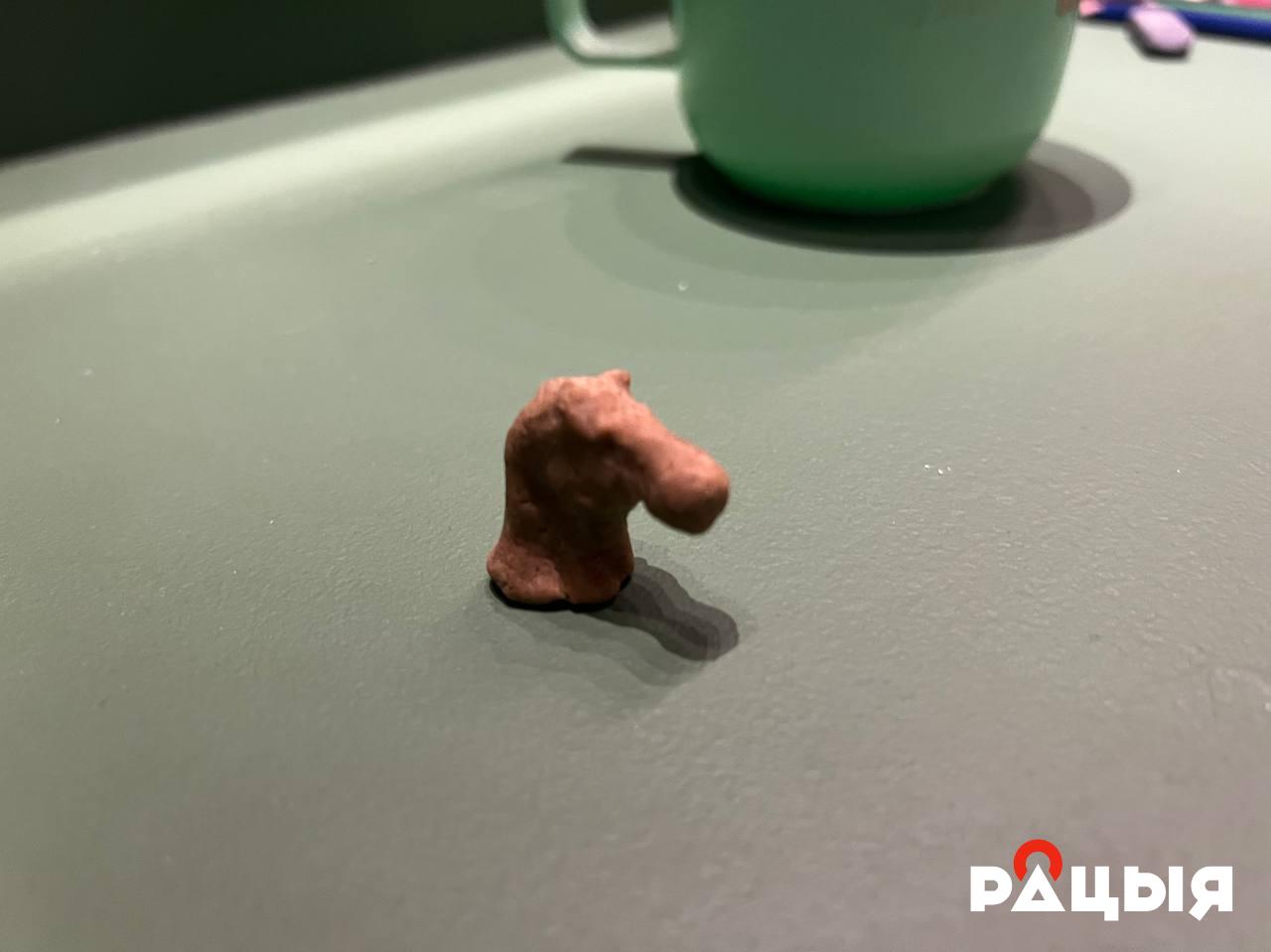 Шахматная фігурка каня, зьлепленая з хлеба за кратамі