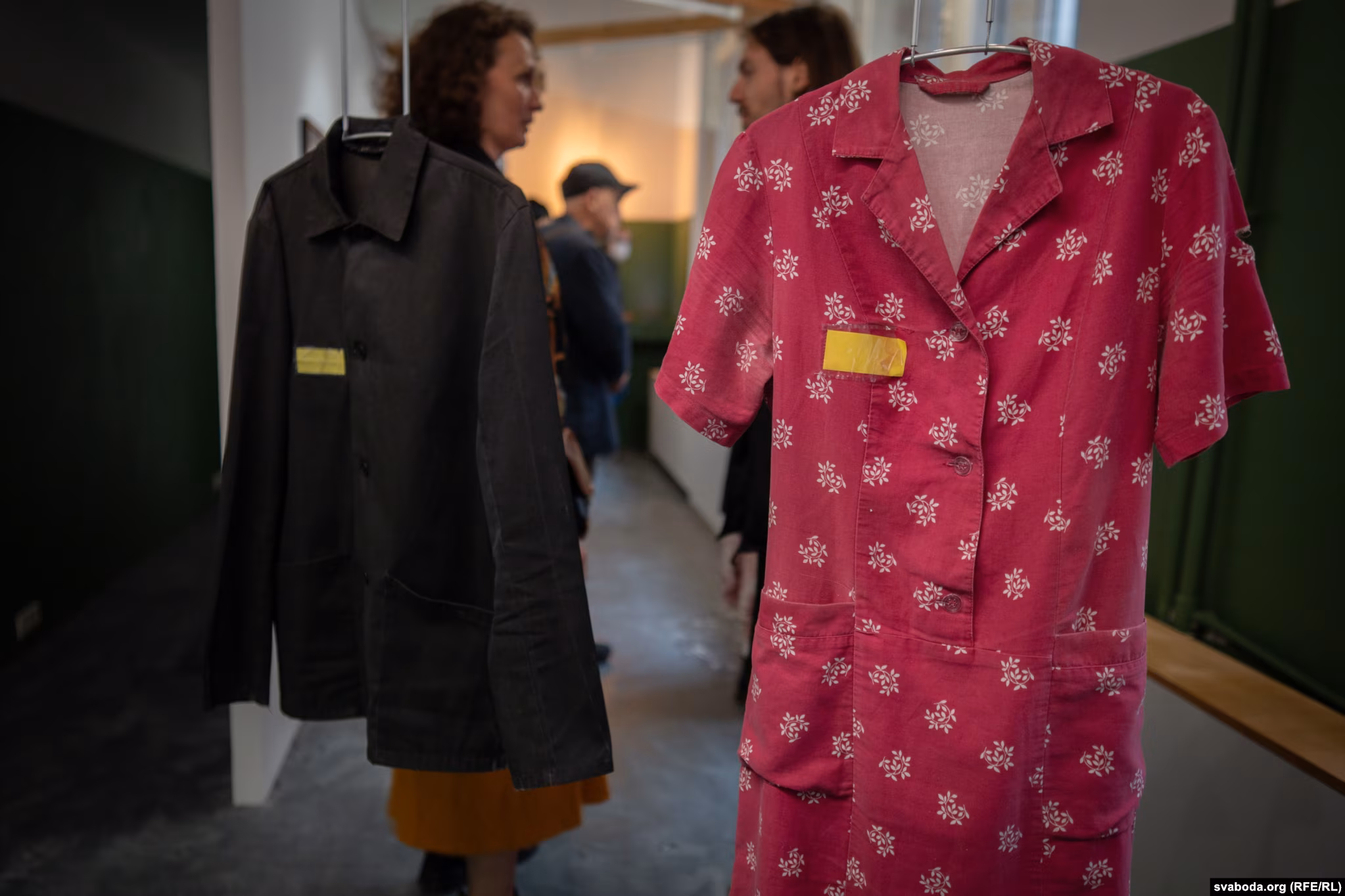 Турэмнае адзеньне беларускіх палітвязьняў з жоўтай біркай, якой рэжым Лукашэнкі пазначае пратэстоўцаў