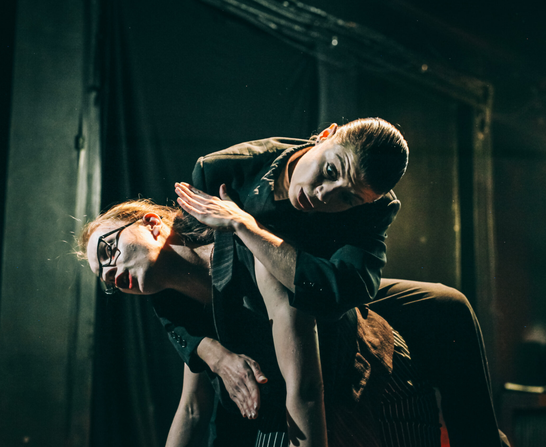 Спектакль «Скрыўленне хрыбетніка. Вечар для асоб з дэфектам паставы» падрыхтавала Тэатральная група «Акторы без пошты»