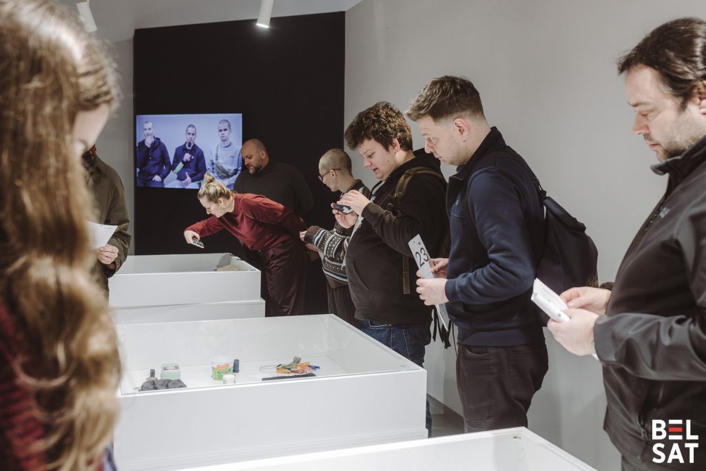 Госці прэзентацыі вынікаў праекту «Лічбавізацыя і забеспячэнне доступу да рэсурсаў Музею Вольнай Беларусі», рэалізаванага пры суфінансаванні Міністэрства культуры і нацыянальнай спадчыны Рэспублікі Польшча і Фундацыі «Адукацыя для дэмакратыі» аглядаюць выставу «Кропка ўваходу – 123». Варшава, Польшча. 20 студзеня 2026 года. Фота: Рауль Дзюк / Белсат