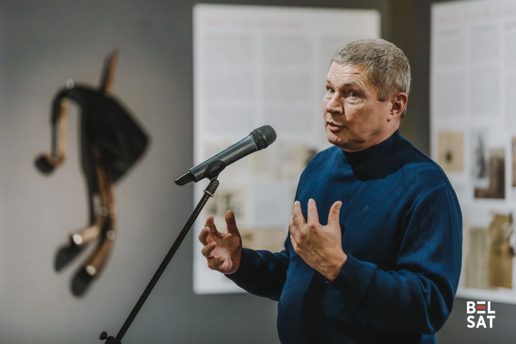 Этнограф Уладзімір Лобач прамаўляе падчас адкрыцця выставы «Дуды: інструмент, гісторыя, сімвал». Варшава, Польшча. 16 траўня 2026 года. Фота: Рауль Дзюк / Белсат
