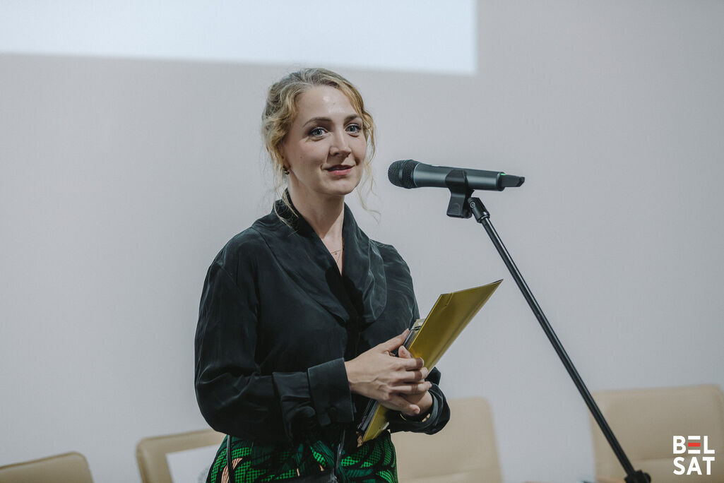 Мадэратарка Аліцыя Гэнсьціньска падчас панэльнай дыскусіі «Слова супраць гвалту. Культура і правы чалавека ў Беларусі» ў Музеі вольнай Беларусі. Варшава, Польшча. 13 ліпеня 2026 года. Фота: Рауль Дзюк / Белсат