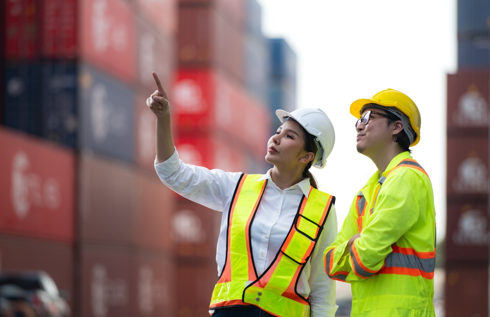 Oameni care simbolizează lead-uri în mișcare, traversând o linie roșie ce marchează trecerea spre conversie.