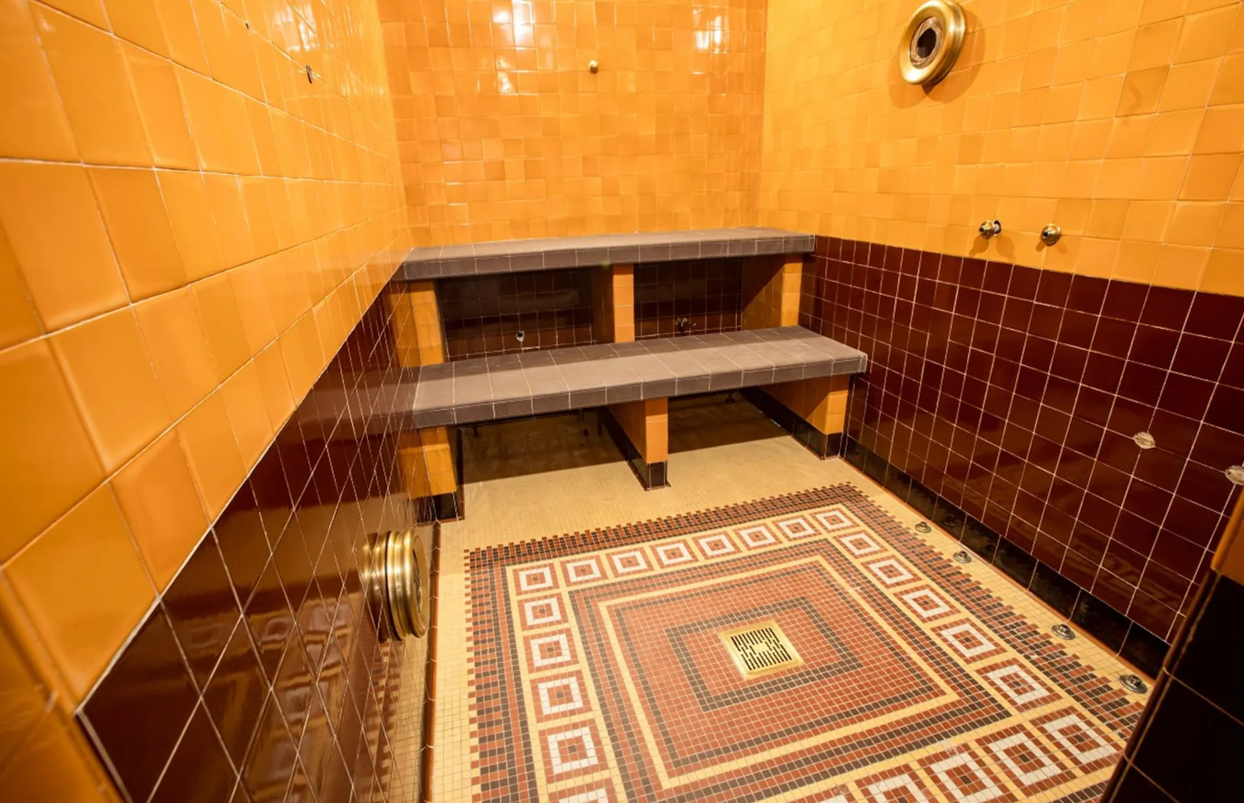 Łaźnie Rzymskie na Zamku w Łańcucie, rekonstrukcje brakujących płytek,2019 zlecenie dla konserwatorów zabytków - Fundacja ART FORUM