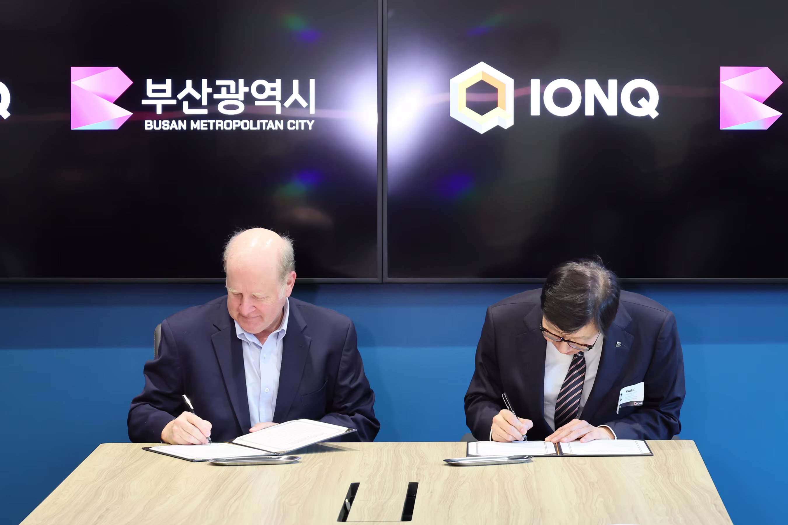 (IonQ President & CEO, Peter Chapman and Mayor of Busan Metropolitan City, Park Heong-joon, sign MOU to advance quantum science and technology)