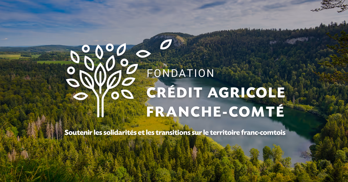 Logo de la Fondation Crédit Agricole Franche-Comté sur fond de forêt et rivière, avec le slogan « Soutenir les solidarités et les transitions sur le territoire franc-comtois ».