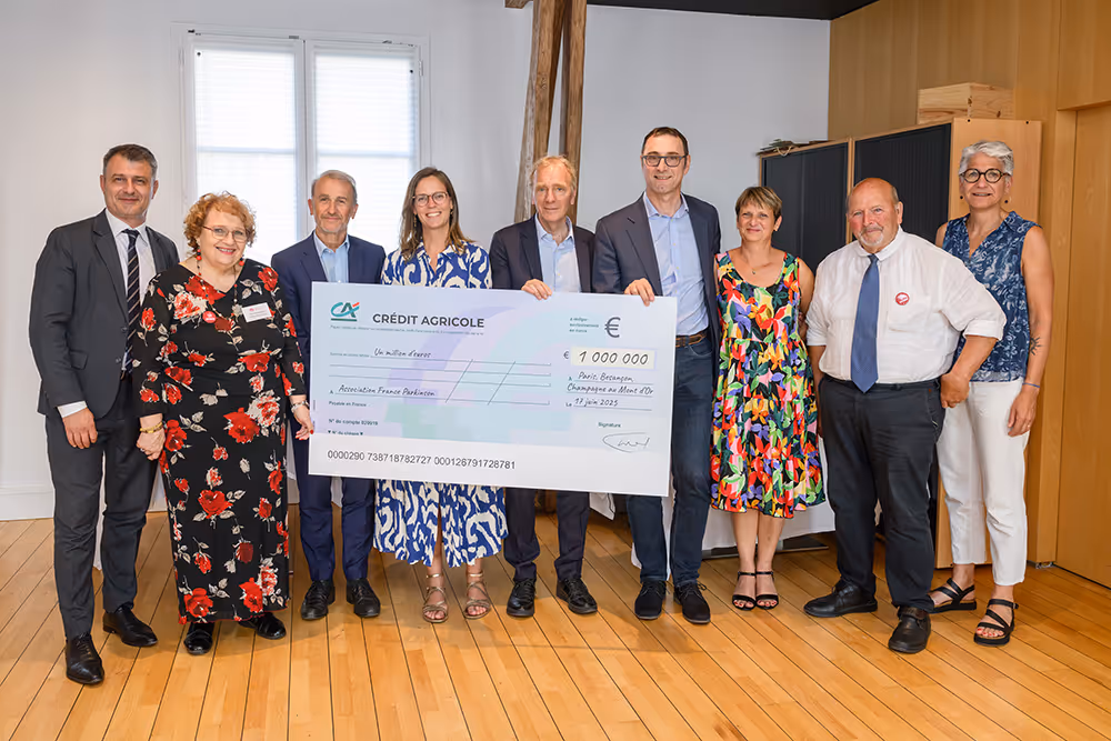 Photo de groupe célébrant le soutien de 1 million d’euros de la Fondation Crédit Agricole à l’association France Parkinson.