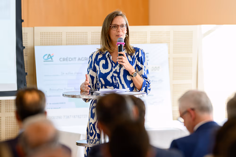 Discours d’une intervenante représentant la Fondation Crédit Agricole pendant la remise de don à France Parkinson.