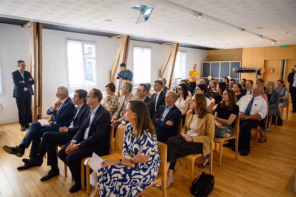 Public attentif lors de la conférence de la Fondation Crédit Agricole en soutien à l'association France Parkinson.