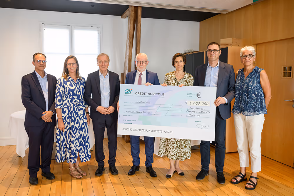 Photo officielle de la remise du chèque de 1 million d’euros à France Parkinson par la Fondation Crédit Agricole – 17 juin 2025.