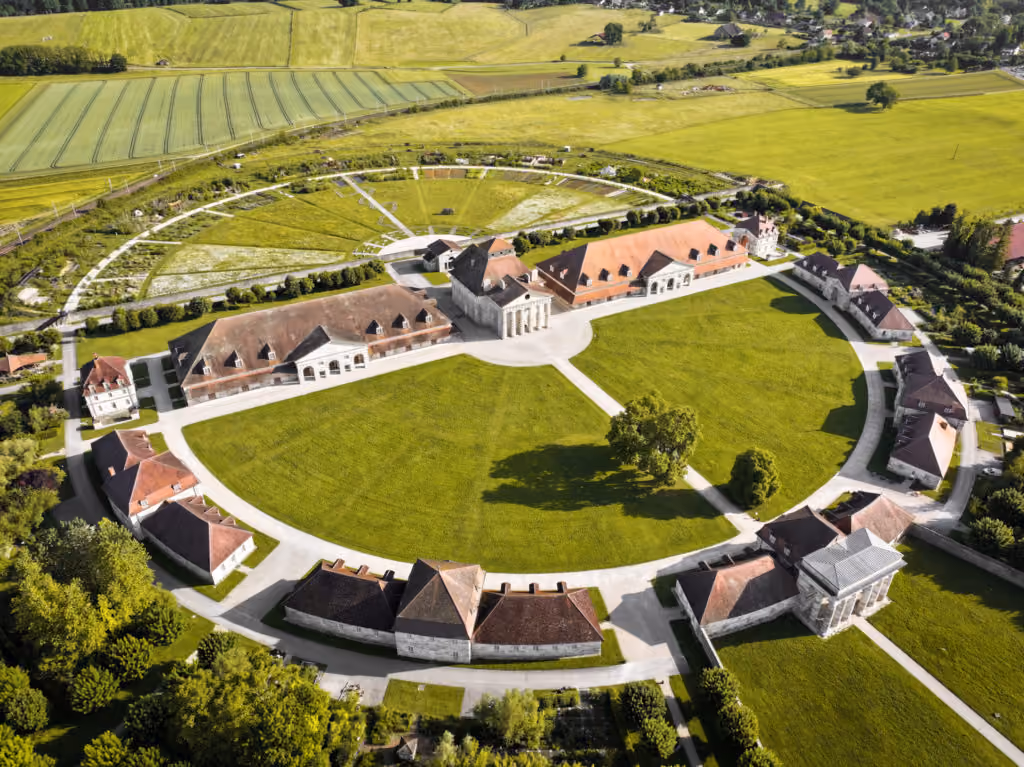 Saline Royale d'Arc-et-Senans vu du ciel et son cercle immense