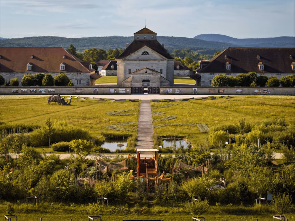 Saline Royale au fond avec en premier plan ses zones humides et ses jardins