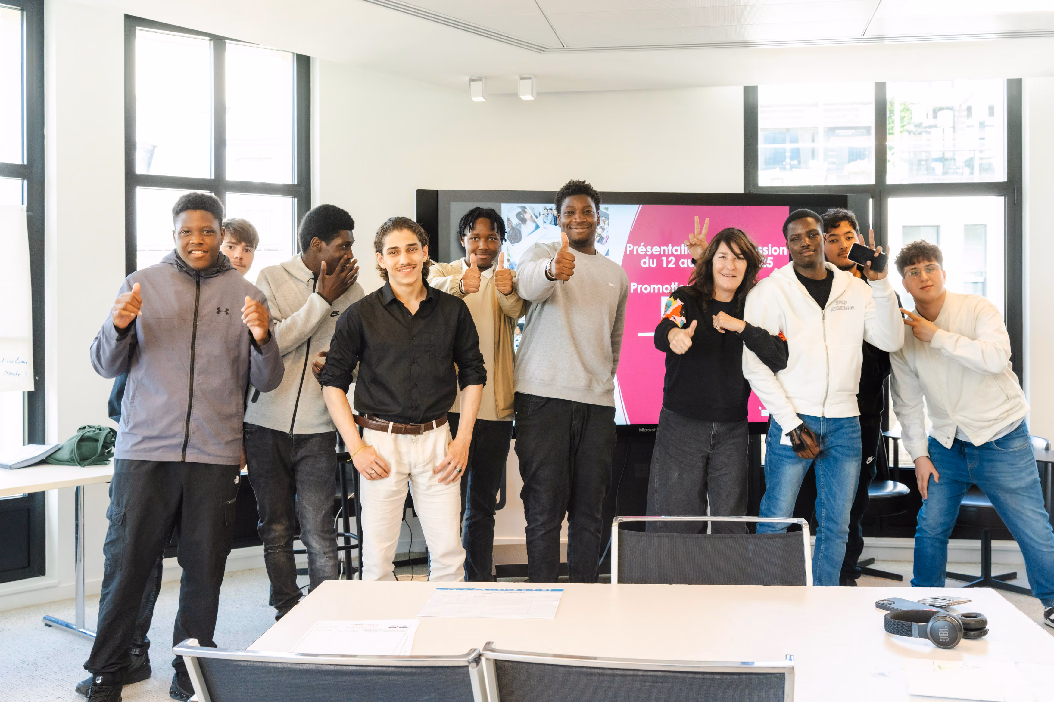 Groupes de jeunes souriants dans une salle de formation