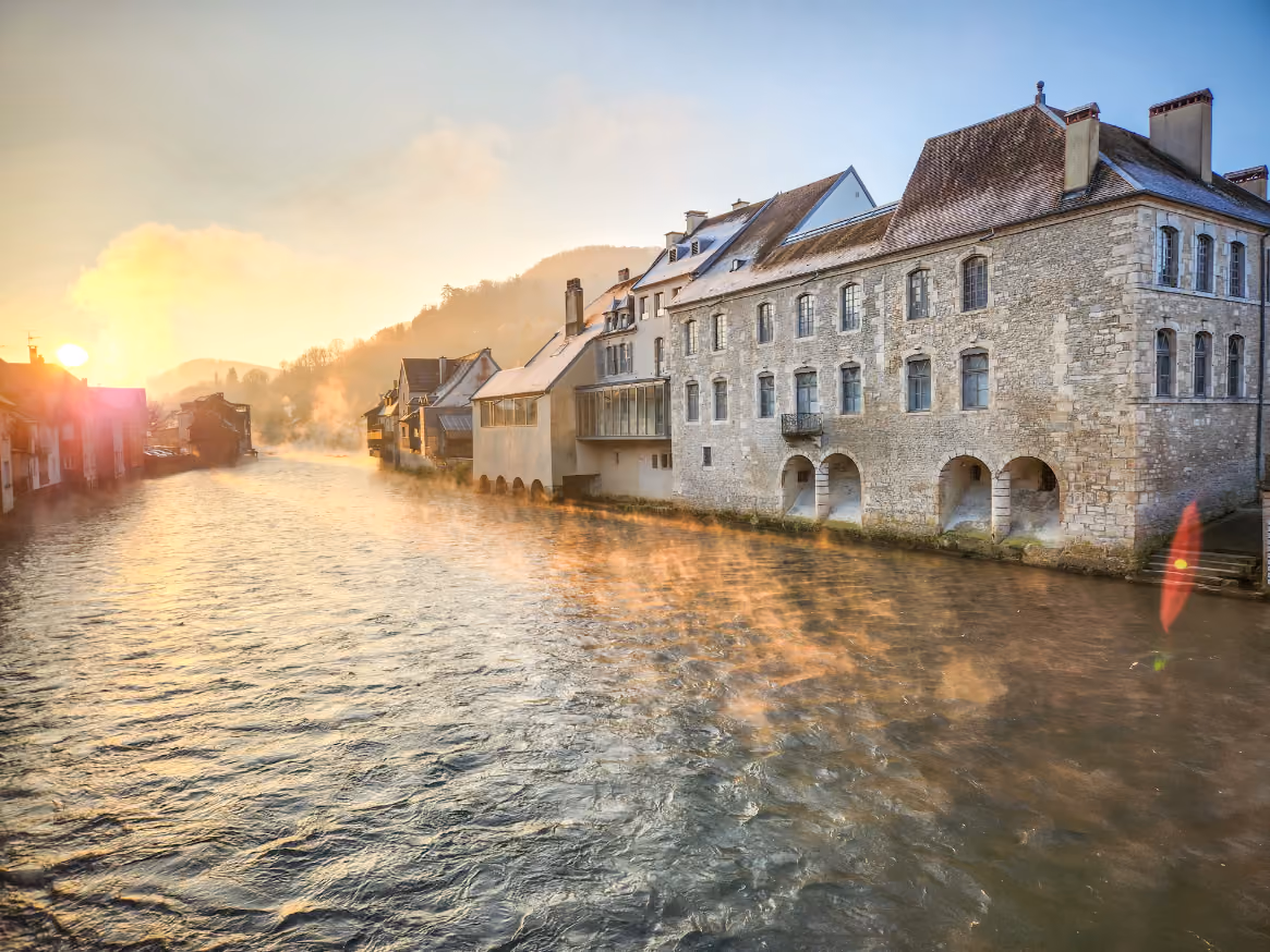 Musée Coubet à Ornans avec un coucher de soleil en arrière-plan