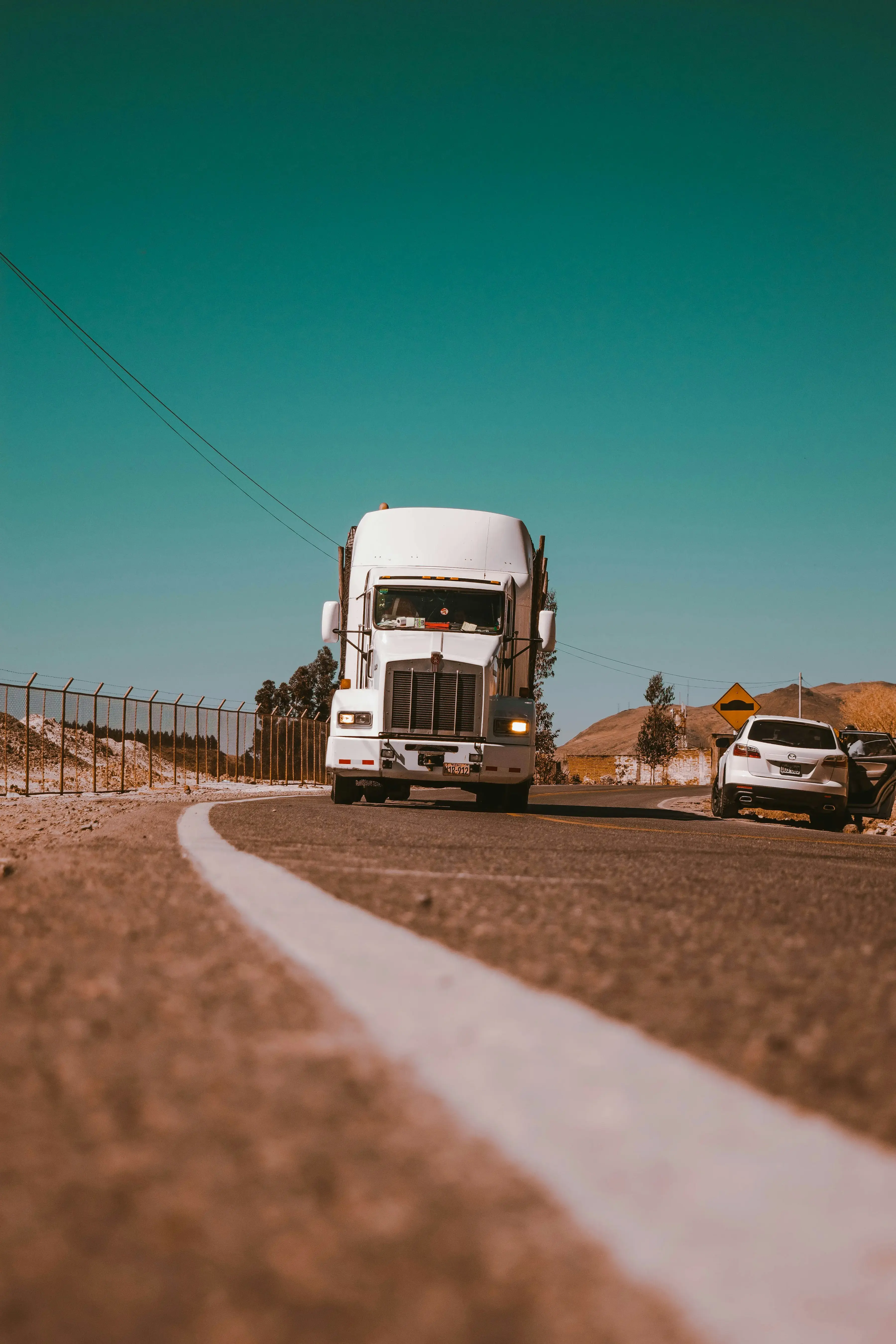 Camion blanc prenant un virage