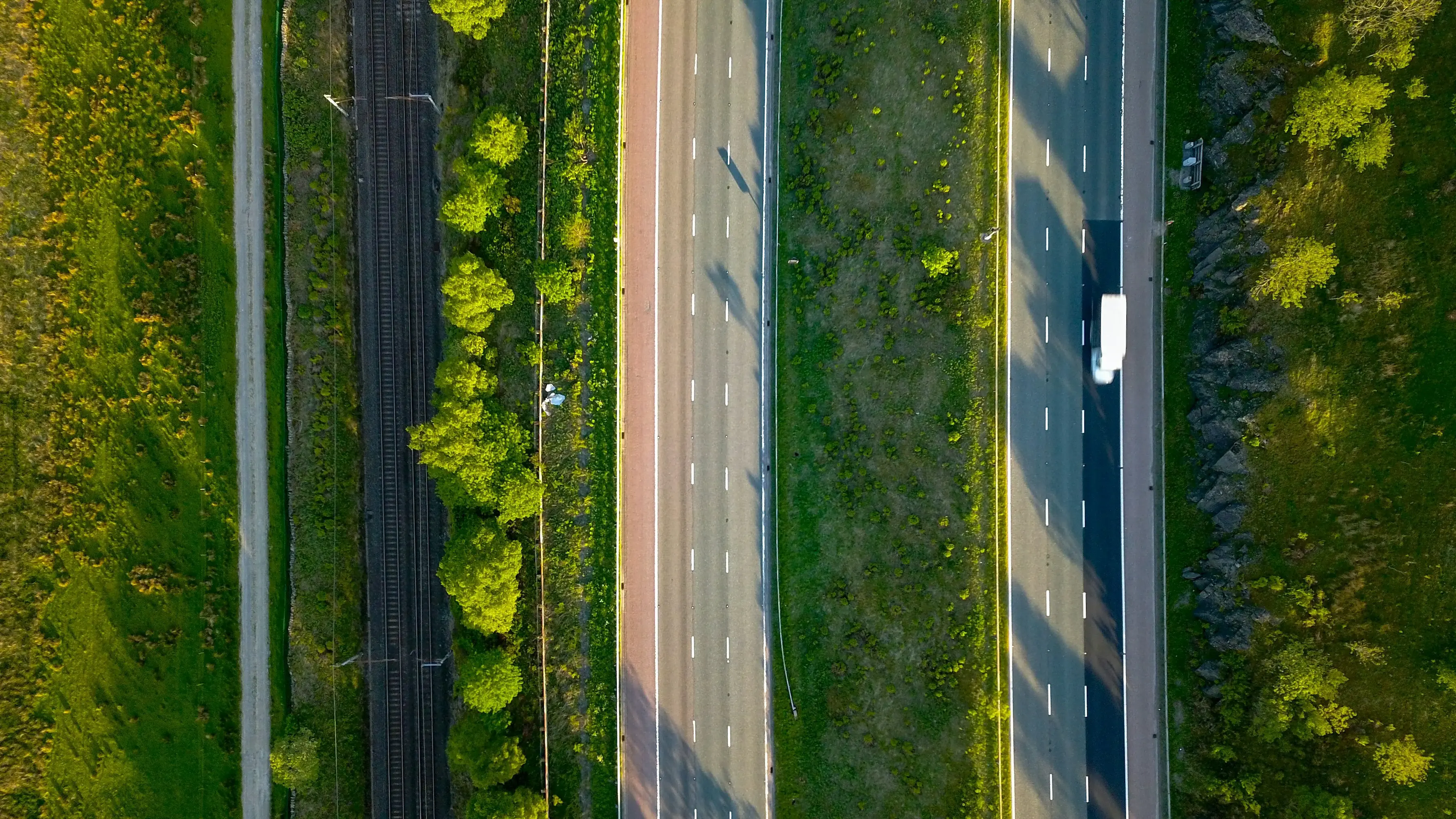 Route avec de la verdure sur les côtés, visuel prit du ciel