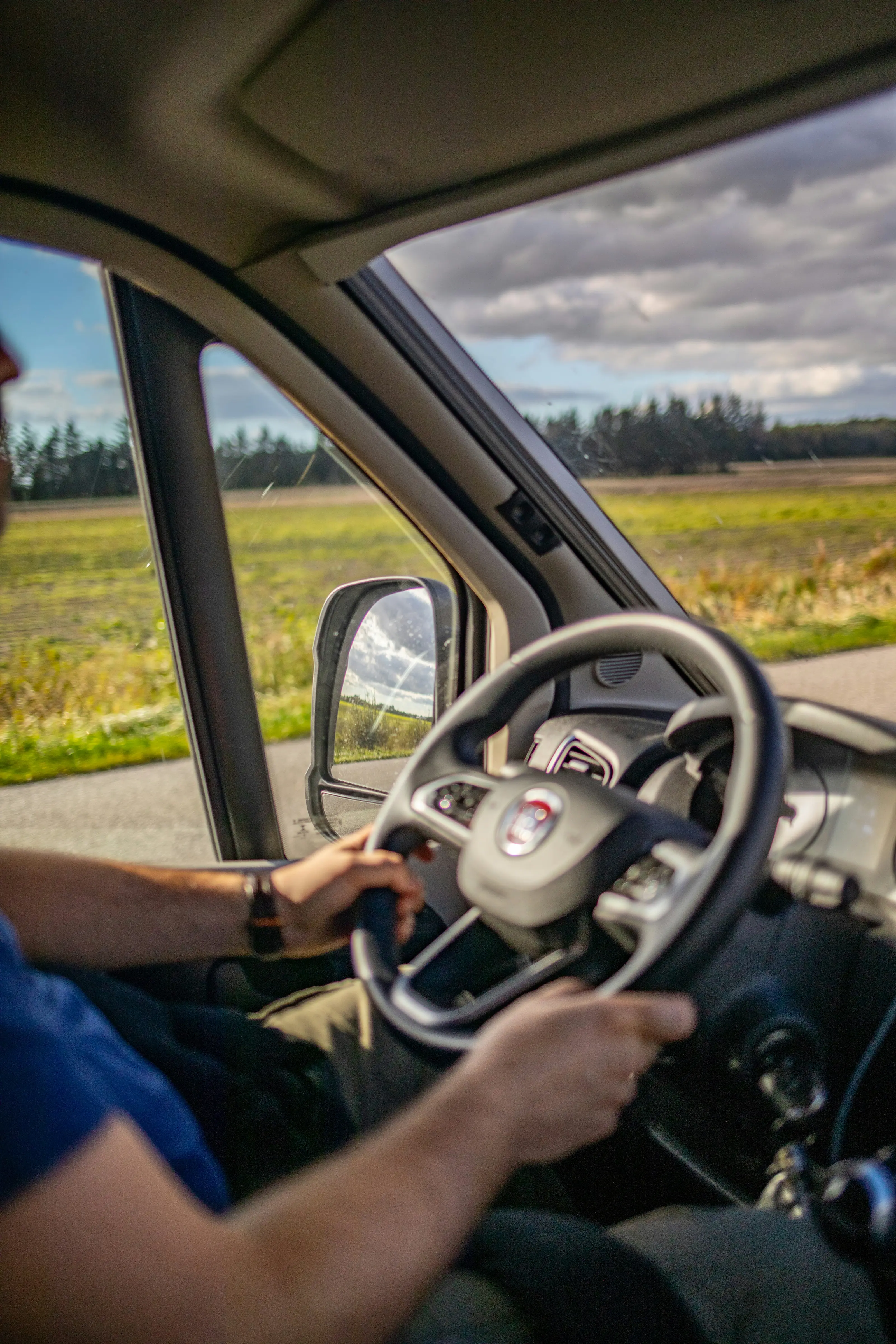 Interieur de la cabine d'un conducteur roulant sur l'autoroute