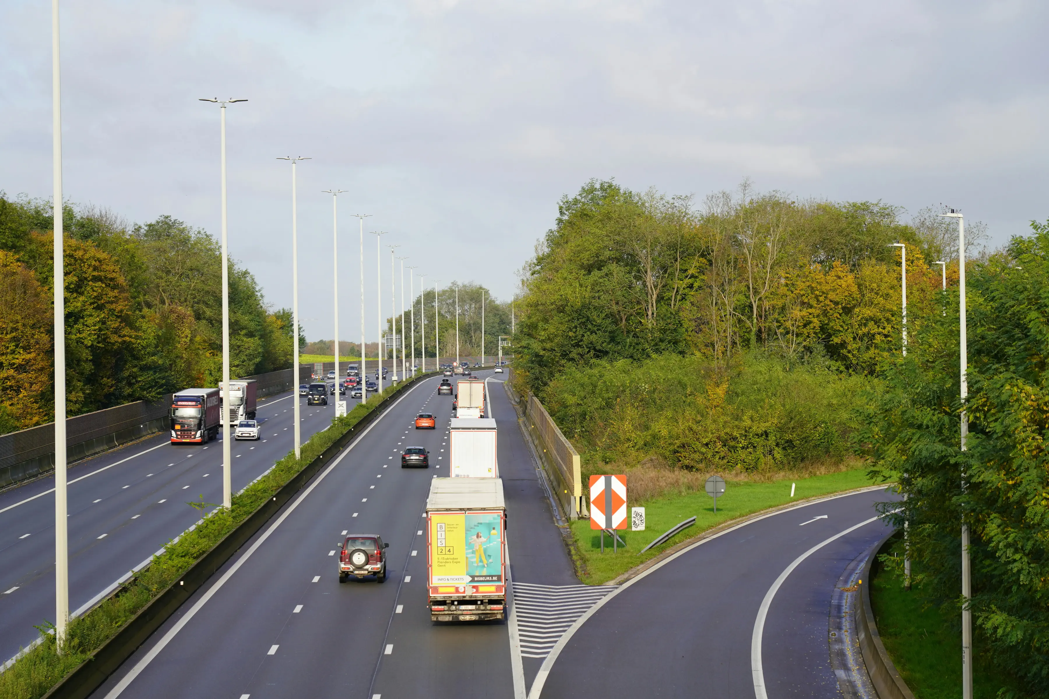 Route avec véhicules venant de sens contraires